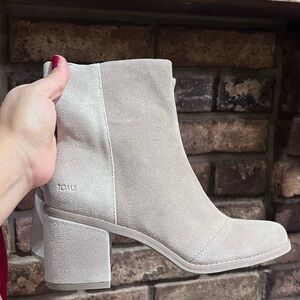 NEW TOMS Women’s Suede Ankle Boots – Size 7.5 | Block Heel | Neutral Taupe